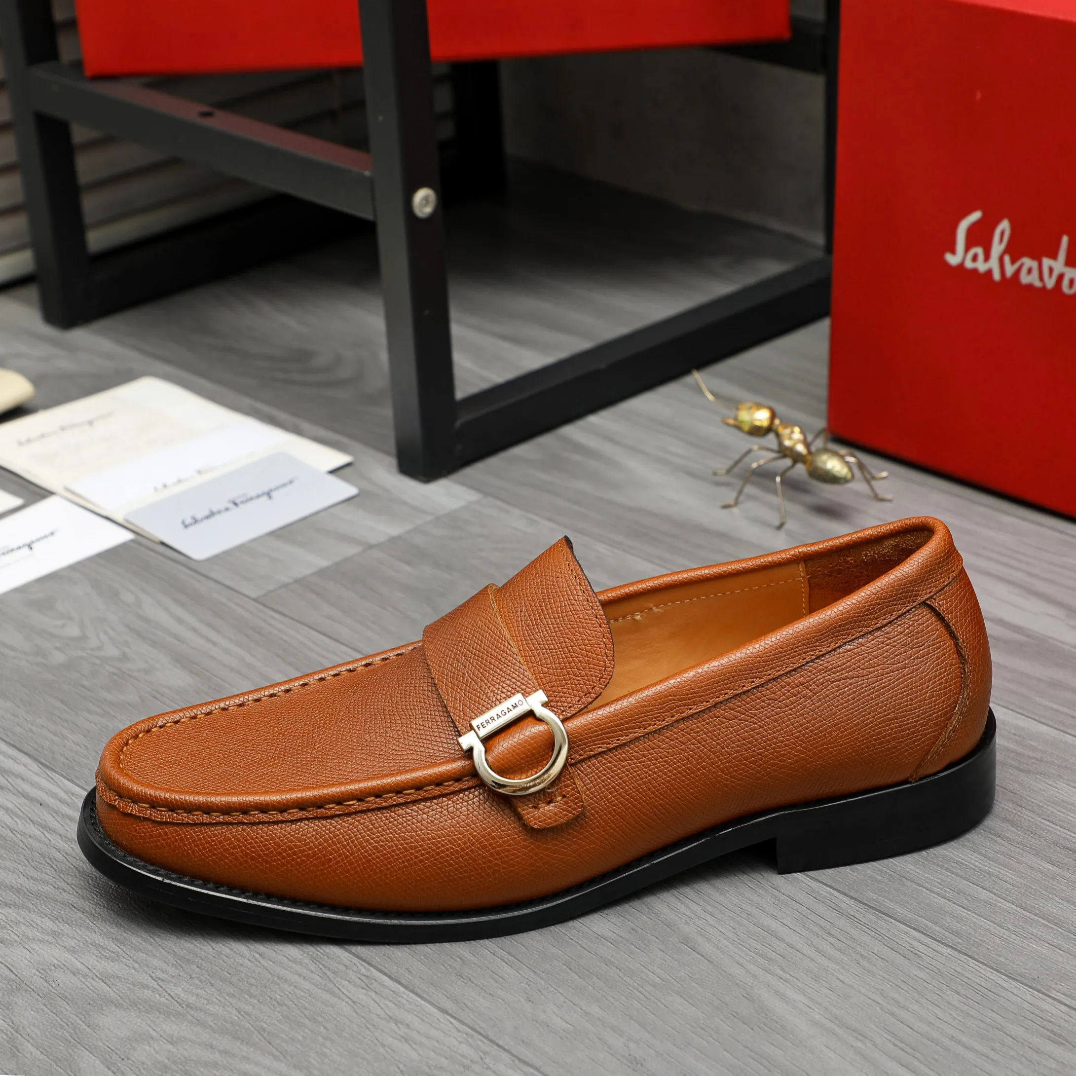 Men's shoes💰442 Product trademark: Ferragamo "Ferragamo" business formal leather shoes Regular size: 38-46 (45.46 custom-made, non-returnable) Product materials: Selected vertical grain cowhide upper, cowhide lining, original rubber outsole